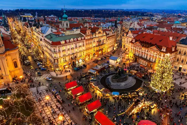 Centro de Praga, capital da República Tcheca, iluminado para o Natal