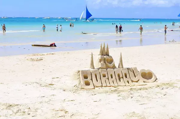 Escultura de areia escrito "I <3 Boracay" em praia de Boracay, Filipinas