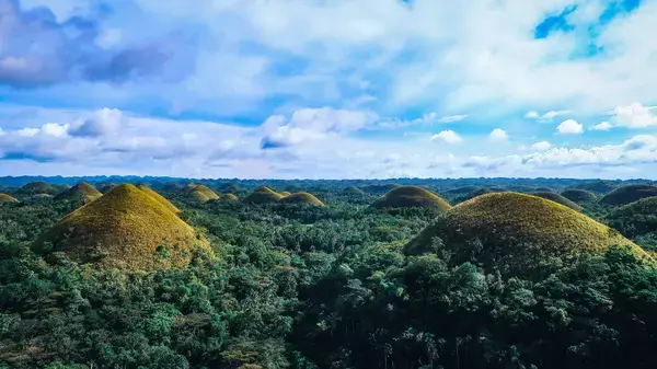 Vista aérea das montanhas em Chocolate Hills, Bohol, Filipinas