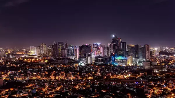 Vista da capital das Filipinas, Manila, durante a noite com prédio iluminados