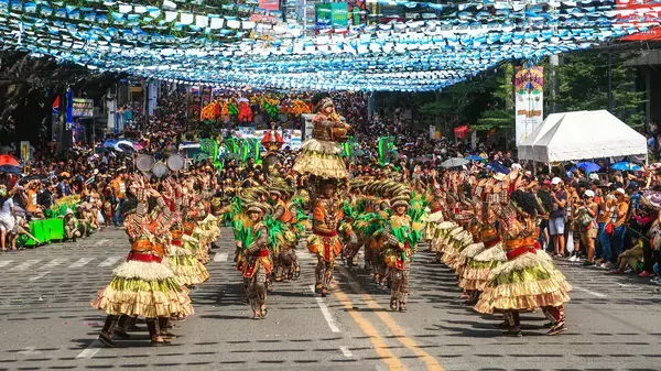 Pessoas desfilando fantasiadas durante o Cebu City’s Sinulog Festival