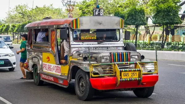 Jeepneys em avenida, veículo tradicional usado para transporte público nas Filipinas