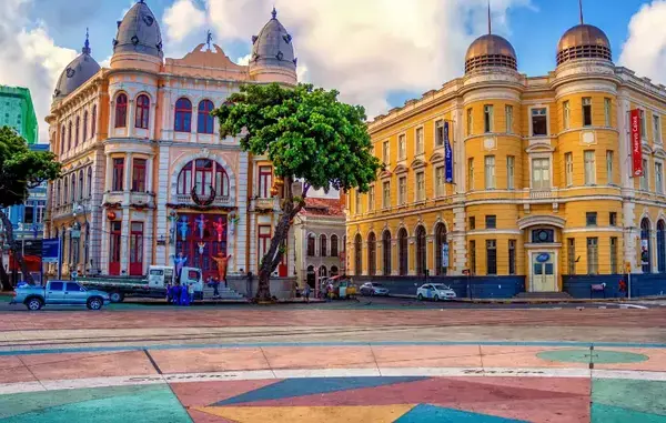 Recife, pernambuco. Uma praça com várias casas coloridas e uma árvore bem verde.