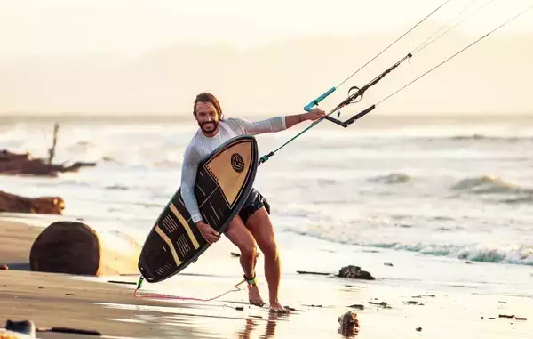 um surfista sorridente na praia de pipa
