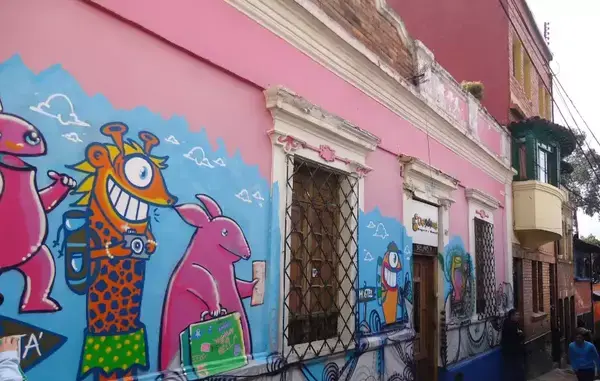 um muro colorido com ilustrações.