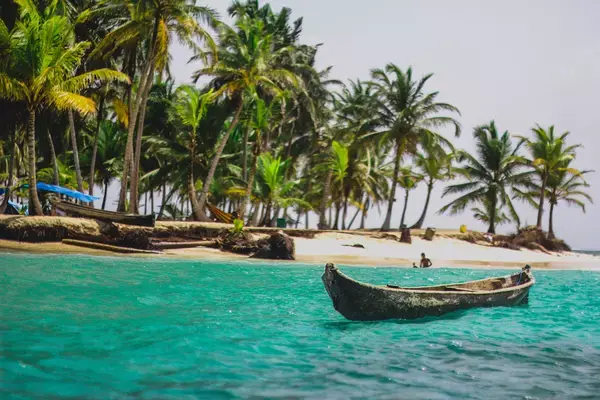 Barco em praia de águas claras na América Central