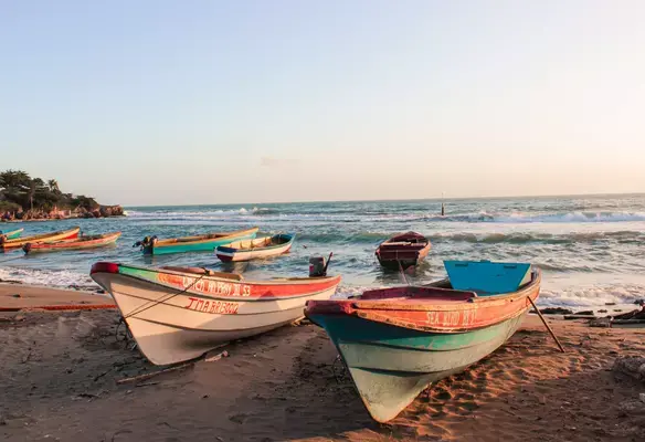 Barcos na Treasure Beach, na Jamaica