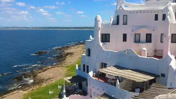 o mar contornando a Casapueblo em Punta del Este