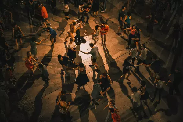 uma roda de salsa no meio do salão de dança