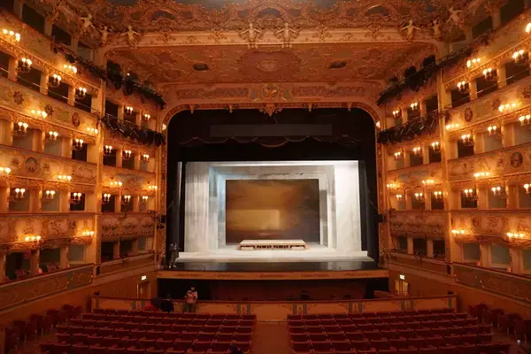 a sala dentro do Teatro Solis iluminada