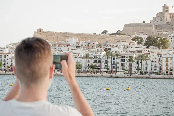 turista fotografando ponto turístico de ibiza, Espanha