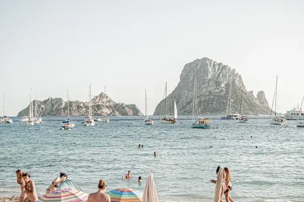 turistas aproveitando a praia de Ibiza