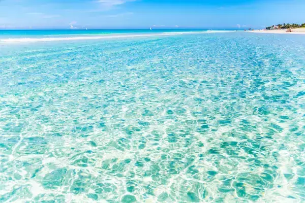 Água cristalina do mar de praia em Varadero