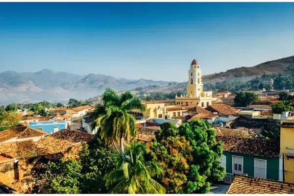 Casas, árvores e montanhas da cidade de Trinidad, em Cuba
