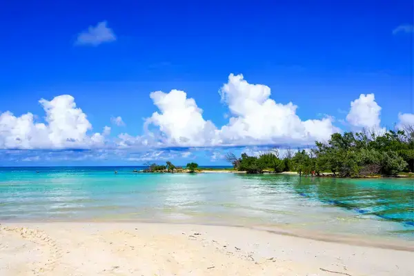 Areia e mar azul de Cayo Coco, em Cuba