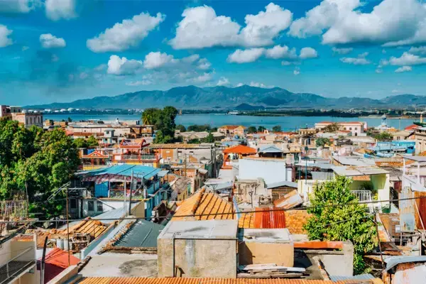 Casas, prédios e paisagem de Santiago de Cuba