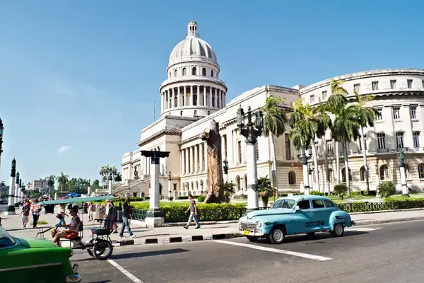 Capitolio nacional de Cuba, carros e pedestres em Havana