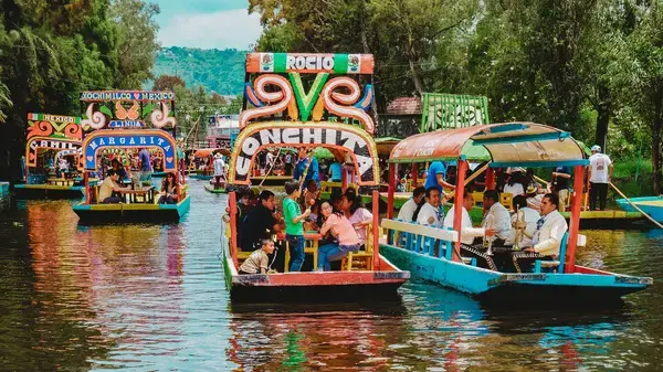 Barcos coloridos de Xochimilco na Cidade do México