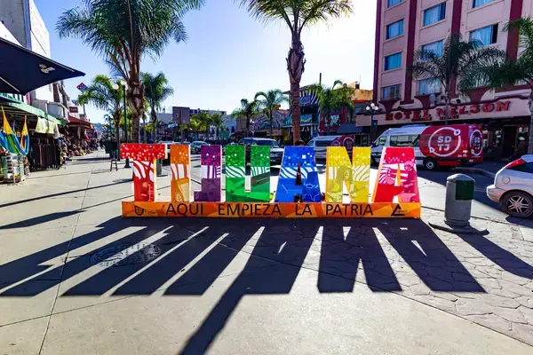 Placa na rua escrito "Tijuana" com letras coloridas, México
