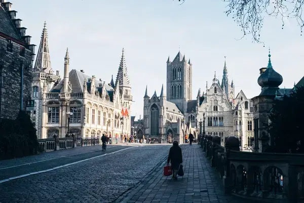 as ruas da Bélgica tem uma arquitetura medieval e artistica