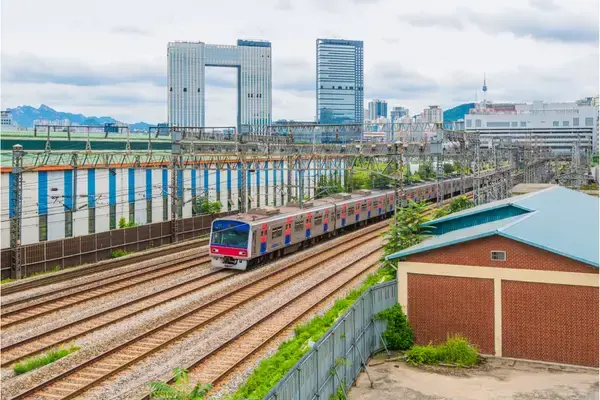 Trem em trilhos na Coreia do Sul