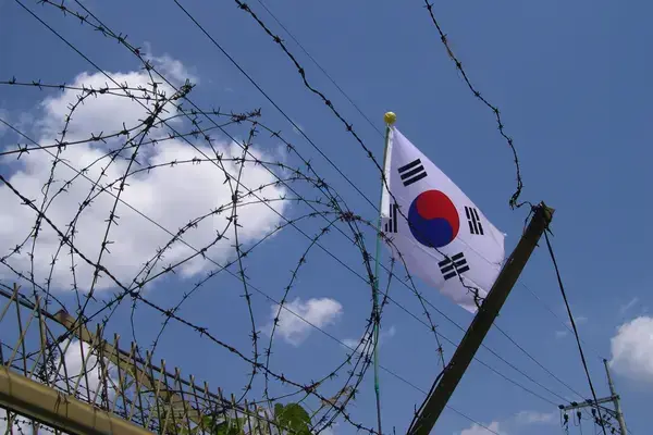 Arame farpado e bandeira da Coreia do Sul na Zona Desmilitarizada