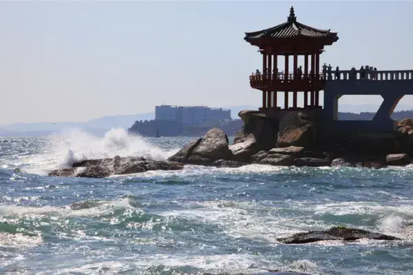 Ponte no mar de praia de Sokcho, na Coreia do Sul