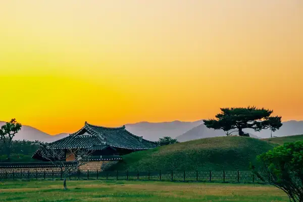 Por do Sol em área histórica de Gyeongju