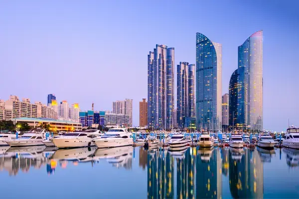 Prédios refletidos no mar de Busan, cidade da Coreia do Sul