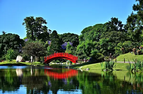 Ponte vermelha no Jardim Japonês em Buenos Aires, Argentina