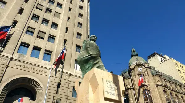 Estátua de Salvador Allende em frente ao Ministério da Justiça em Santiago, capital do Chile