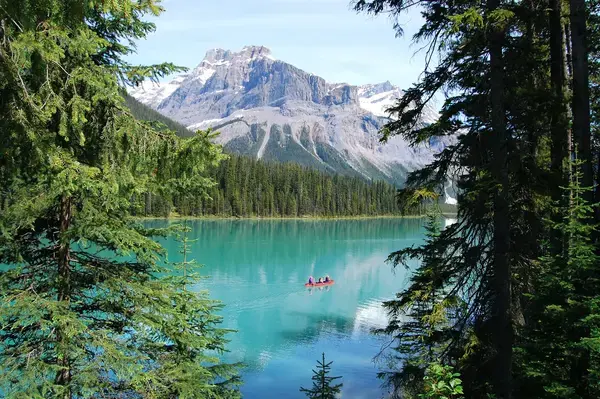 Pessoas em caiaque no Emerald Lake, nas Montanhas Rochosas do Canadá
