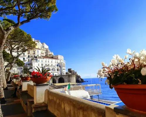Casas e mar na Costa Amalfitana, Itália