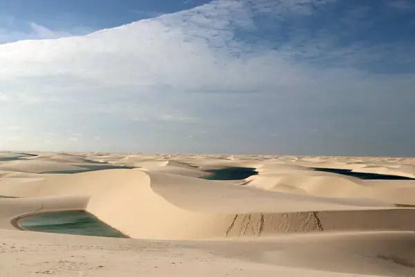 Lagoas e dunas nos Lençóis Maranhenses