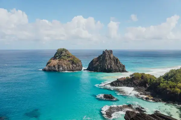 Rochas e mar na Baía dos Porcos, Fernando de Noronha.