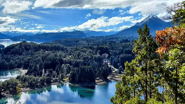Vista de lago, floresta e montanhas em mirante em Villa La Angostura, Argentina