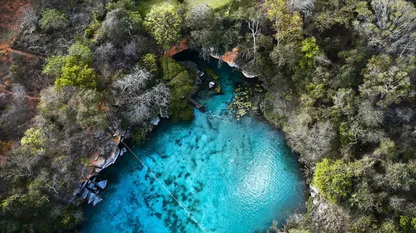 vista do alto para o Poço Azul - chapada diamantina