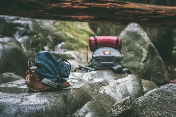 imagem com acessórios de quem pratica trekking e caminhadas