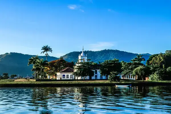 Mar e casas históricas em paisagem de Paraty, RJ