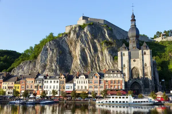 Casas, castelo e montanha na cidade de Dinant, Bélgica