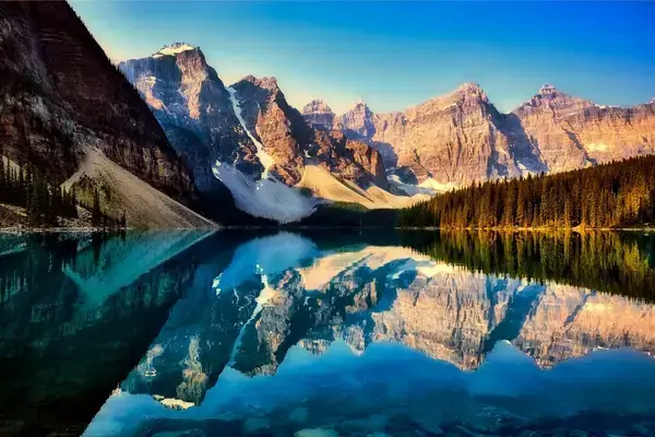 Vista de montanhas e lago congelado no Canadá