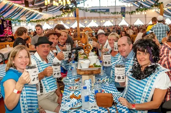 Galera de Blumenau comemorando o Festival Octuberfast