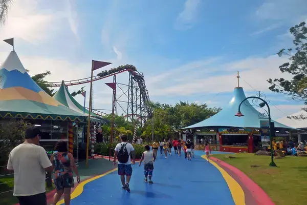 Interior do parque Beto Carrero World com pessoas circulando
