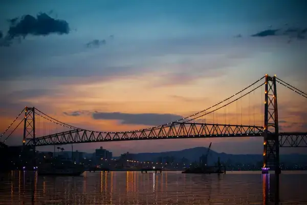 A Ponte Hercílio Luz é um dos pontos turísticos de Florianópolis