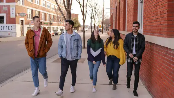 Adolescente andando pela rua enquanto aproveitam o intercambio canada
