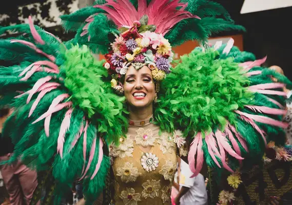 Passista de escola de samba com roupas coloridas