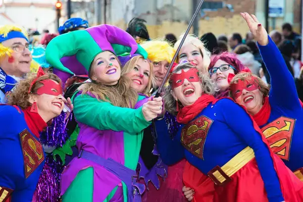 Mulher fantasiadas tirando foto no carnaval