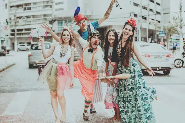 Amigos fantasiados na rua durante o carnaval