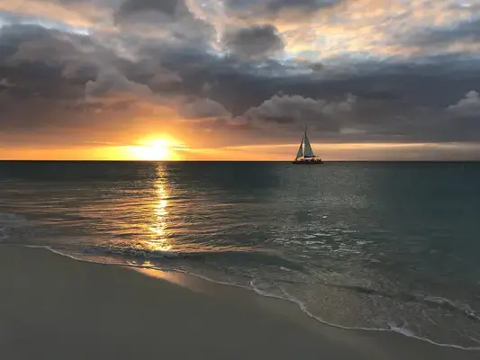 Barco e pôr do sol em Eagle Beach - Palm/Eagle Beach, Aruba