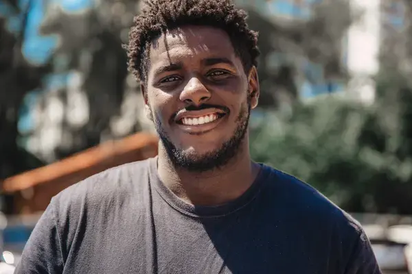 um homem sorridente em primeiro plano (viagem para os estados unidos)
